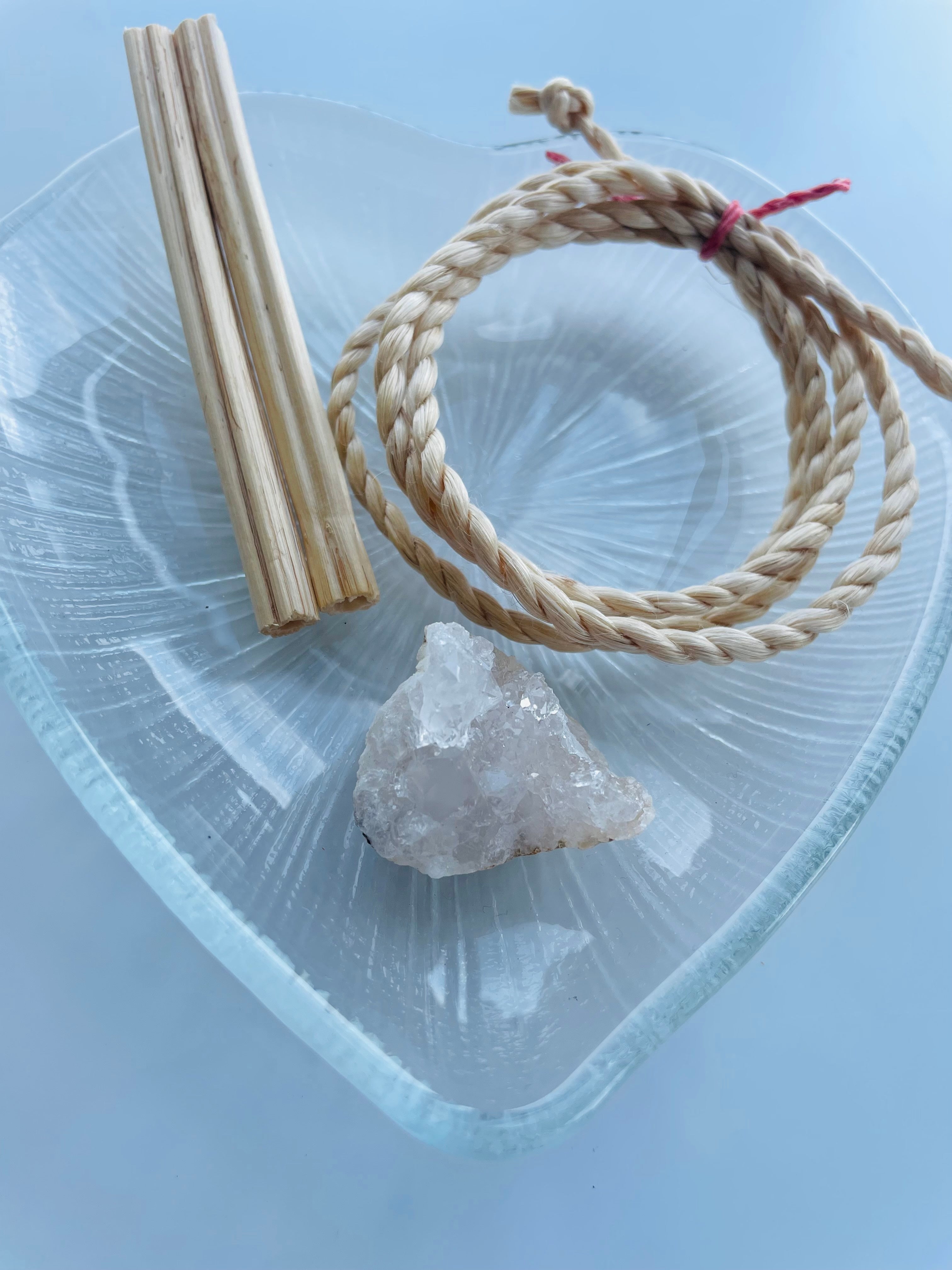 水晶ジオード 浄化セット モロッコ産 精麻紐付き（太さ3～4mm・長さ80cm）天然クリスタル 約3cm・一点物｜空間浄化 お守り