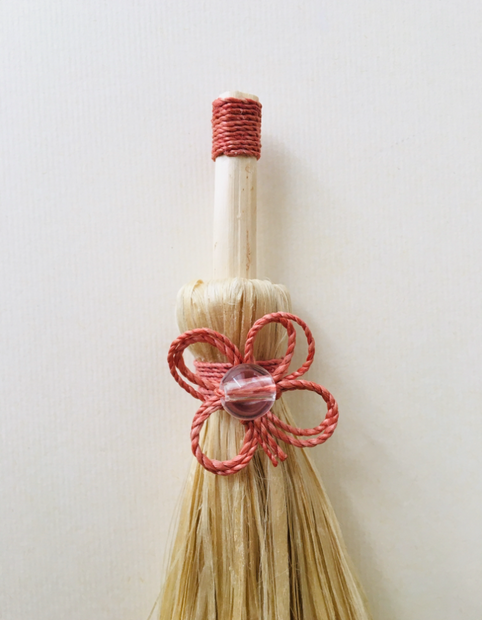 希少な野州の茜染め精麻とグレードAAA水晶を使用した魔法のほうき