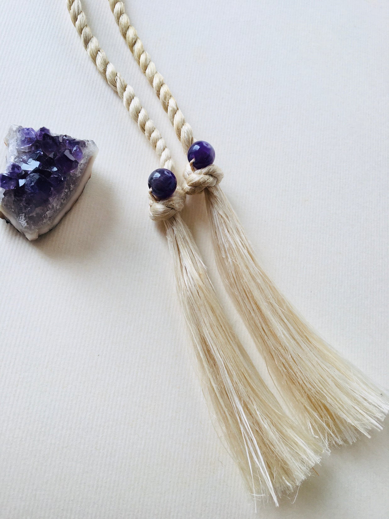 希少な特等精麻を使用し天然石のアメジストを付けた首掛け