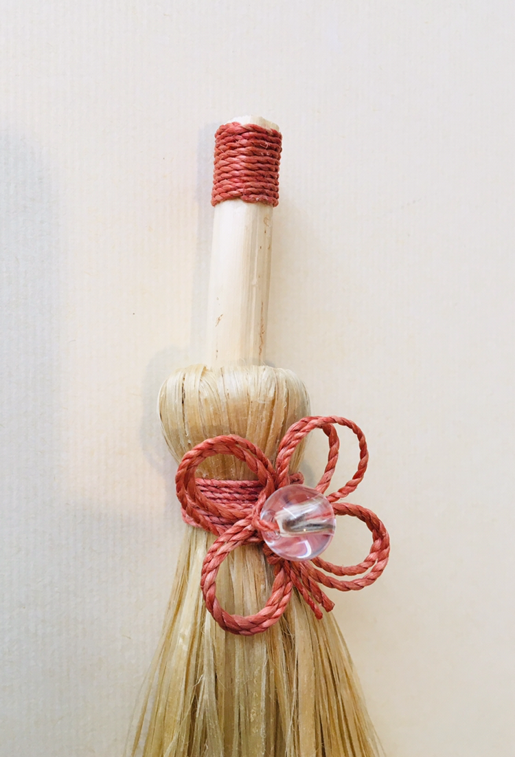 希少な野州の茜染め精麻とグレードAAA水晶を使用した魔法のほうき