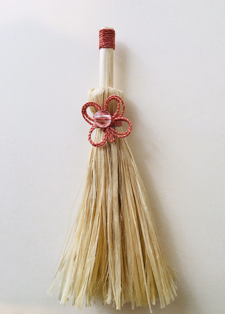 希少な野州の茜染め精麻とグレードAAA水晶を使用した魔法のほうき
