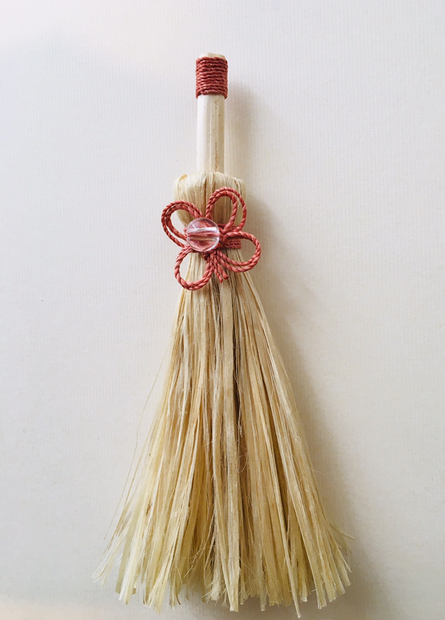 希少な野州の茜染め精麻とグレードAAA水晶を使用した魔法のほうき
