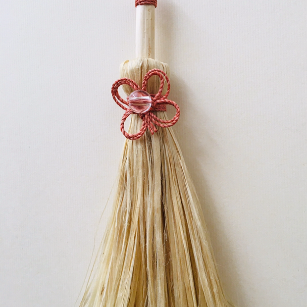 希少な野州の茜染め精麻とグレードAAA水晶を使用した魔法のほうき