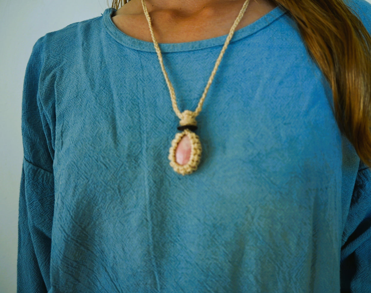 神が宿る植物精麻とインカローズのマクラメ編みペンダント【三つ編み】　