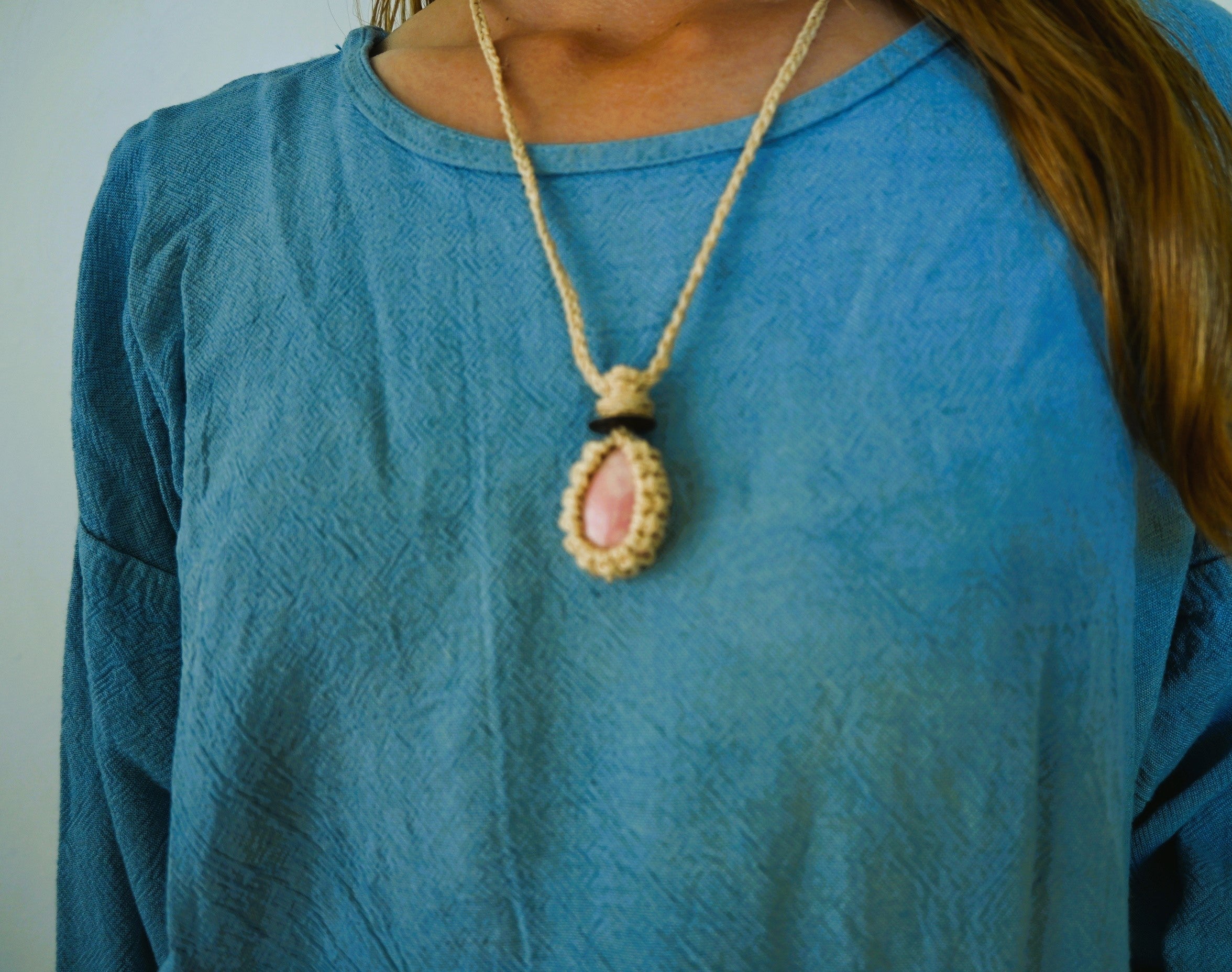 神が宿る植物精麻とインカローズのマクラメ編みペンダント【三つ編み】　