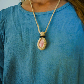 神が宿る植物精麻とインカローズのマクラメ編みペンダント【三つ編み】　