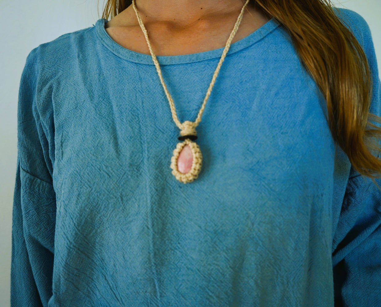 神が宿る植物精麻とインカローズのマクラメ編みペンダント【三つ編み】　