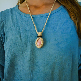 神が宿る植物精麻とインカローズのマクラメ編みペンダント【三つ編み】　