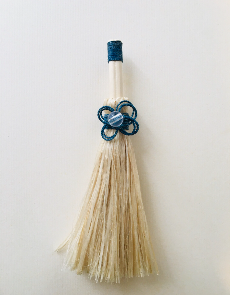 希少な野州の藍染め精麻とグレードAAA水晶を使用した魔法のほうき