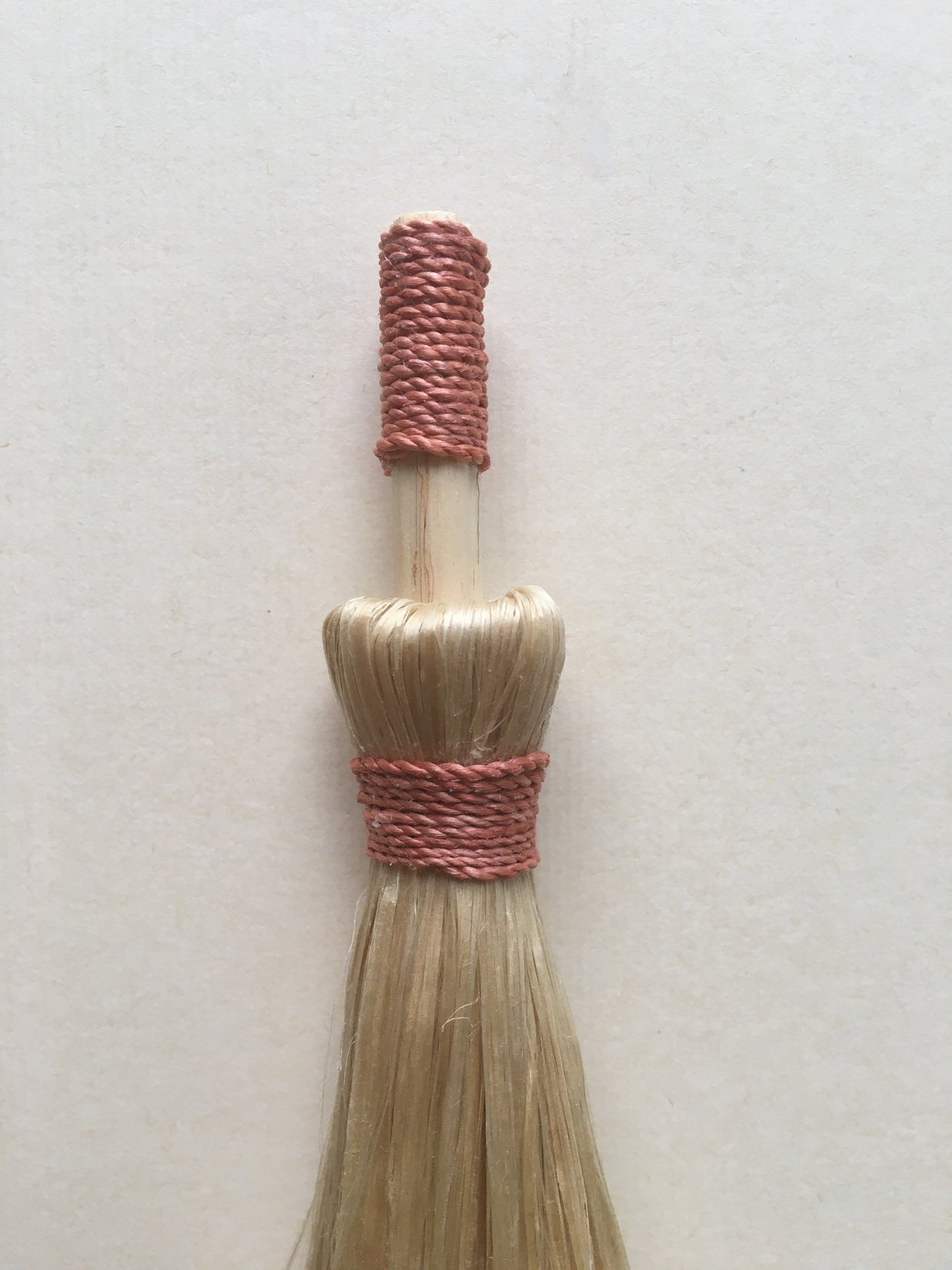 希少な野州麻の茜染め精麻を使用した魔法のほうき