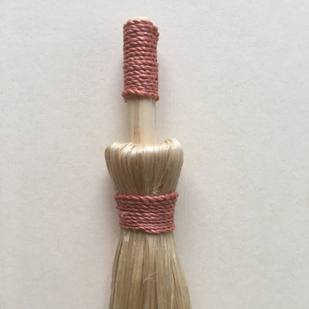希少な野州麻の茜染め精麻を使用した魔法のほうき