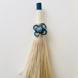 希少な野州の藍染め精麻とグレードAAA水晶を使用した魔法のほうき