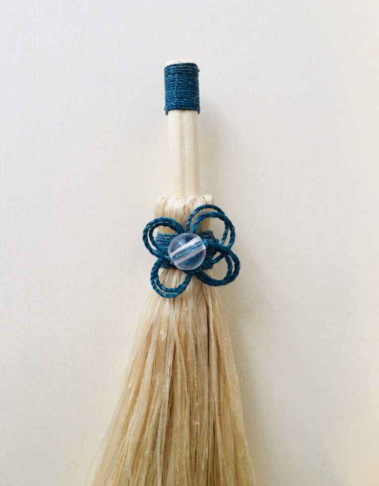 希少な野州の藍染め精麻とグレードAAA水晶を使用した魔法のほうき