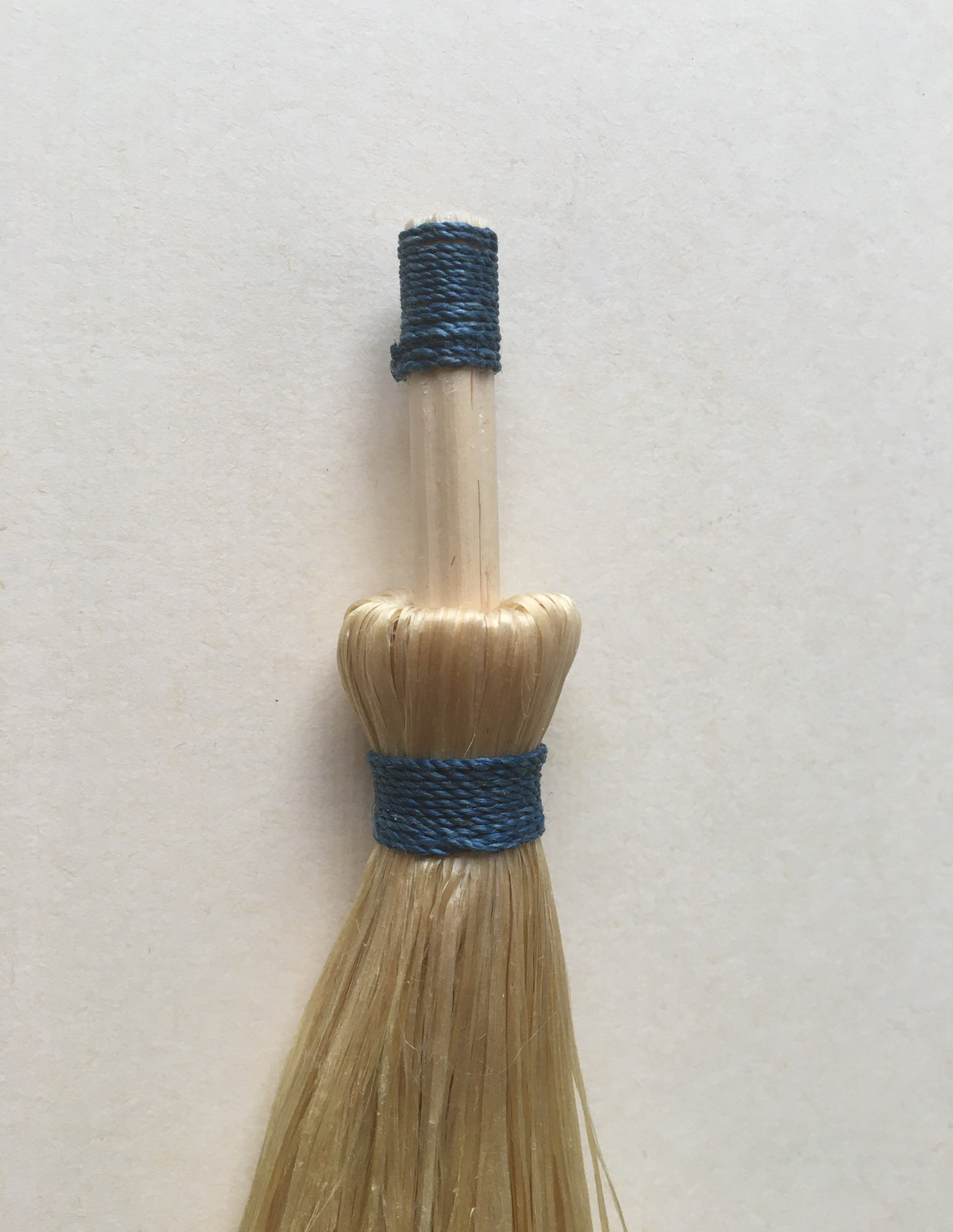 希少な野州麻の藍染め精麻を使用した祓いほうき