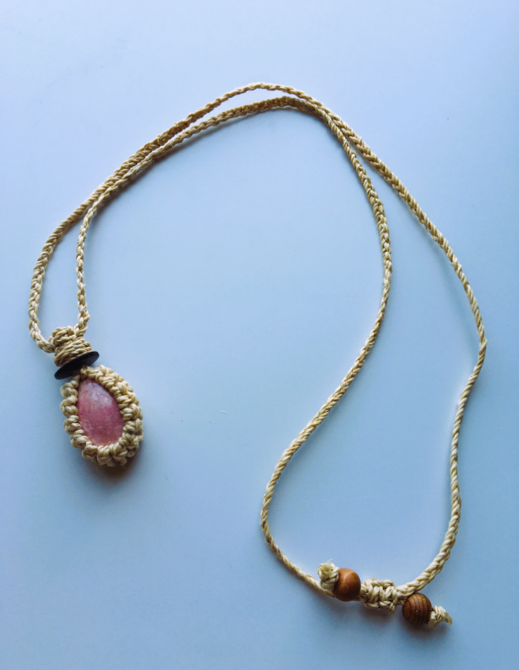 神が宿る植物精麻とインカローズのマクラメ編みペンダント【三つ編み】　