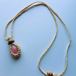 神が宿る植物精麻とインカローズのマクラメ編みペンダント【三つ編み】　