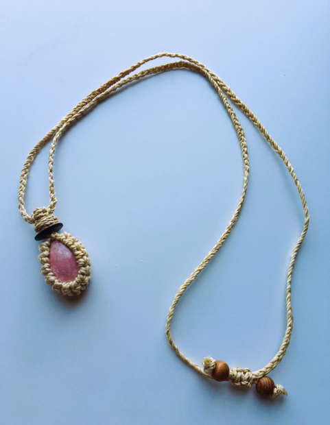 神が宿る植物精麻とインカローズのマクラメ編みペンダント【三つ編み】　