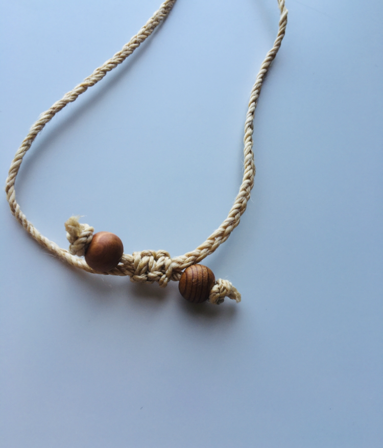 神が宿る植物精麻とインカローズのマクラメ編みペンダント【三つ編み】　