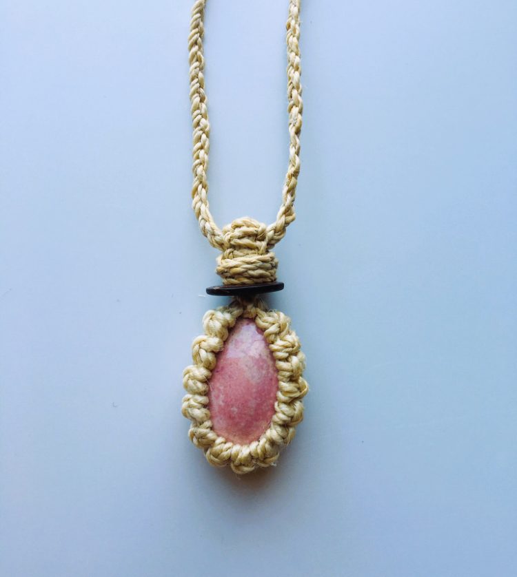 神が宿る植物精麻とインカローズのマクラメ編みペンダント【三つ編み】　