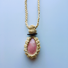 神が宿る植物精麻とインカローズのマクラメ編みペンダント【三つ編み】　