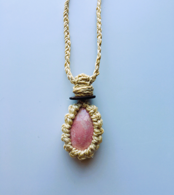 神が宿る植物精麻とインカローズのマクラメ編みペンダント【三つ編み】　