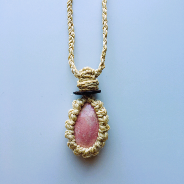 神が宿る植物精麻とインカローズのマクラメ編みペンダント【三つ編み】　