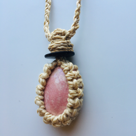 神が宿る植物精麻とインカローズのマクラメ編みペンダント【三つ編み】　