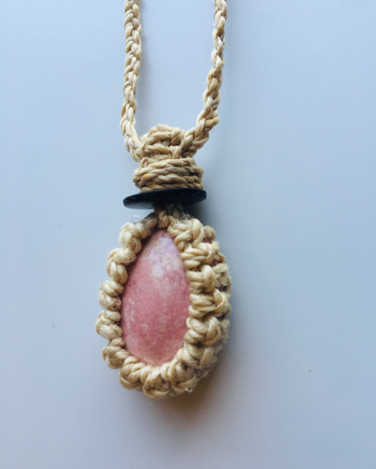 神が宿る植物精麻とインカローズのマクラメ編みペンダント【三つ編み】　