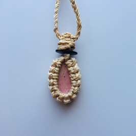 神が宿る植物精麻とインカローズのマクラメ編みペンダント【三つ編み】　