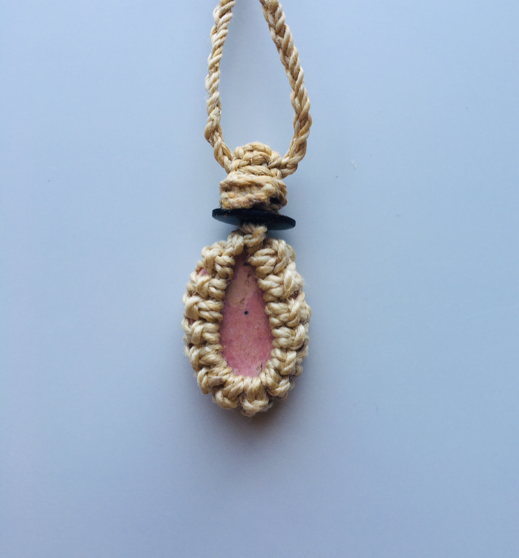 神が宿る植物精麻とインカローズのマクラメ編みペンダント【三つ編み】　