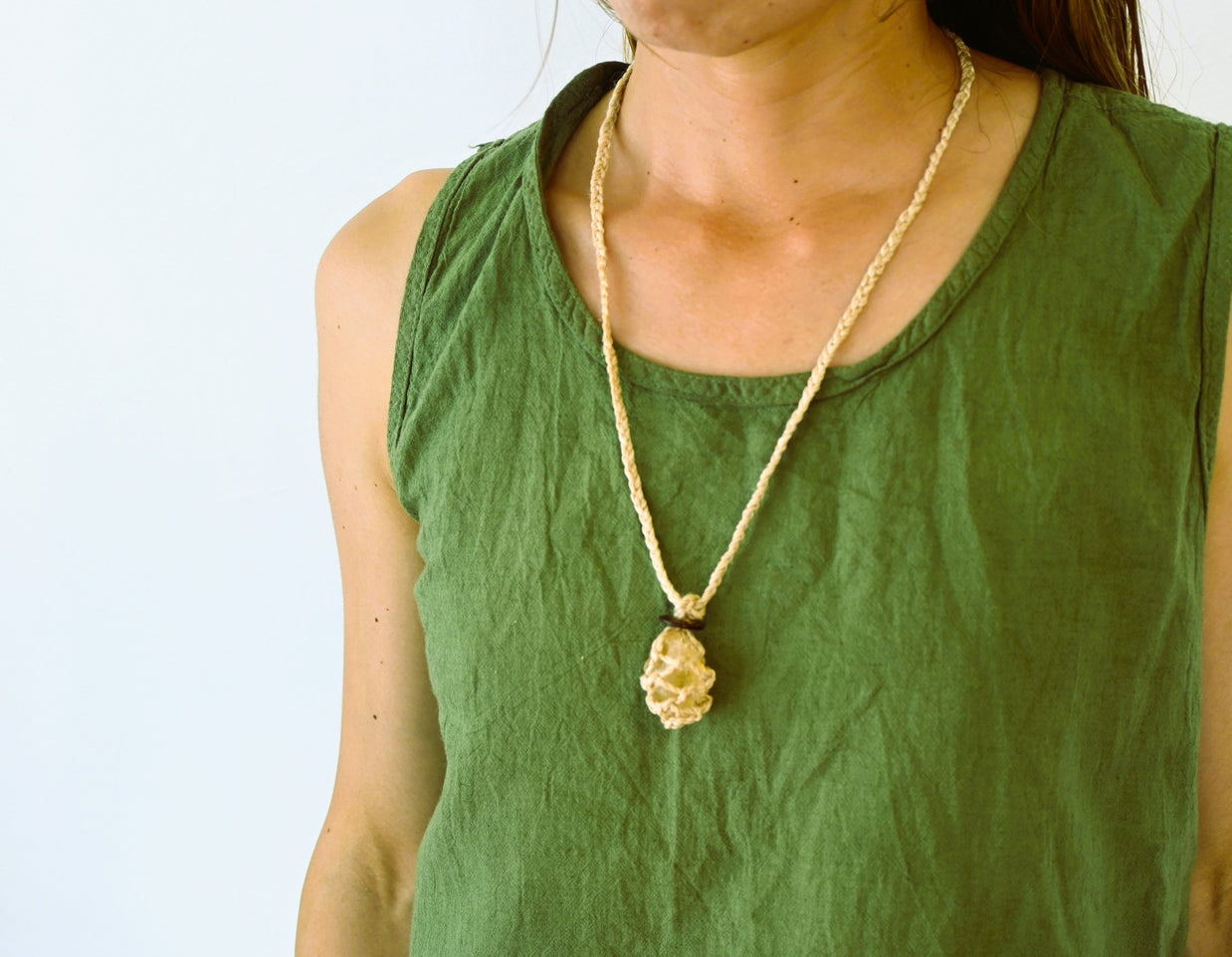 国産１００％精麻と金運アップの石シトリンの石包みペンダント