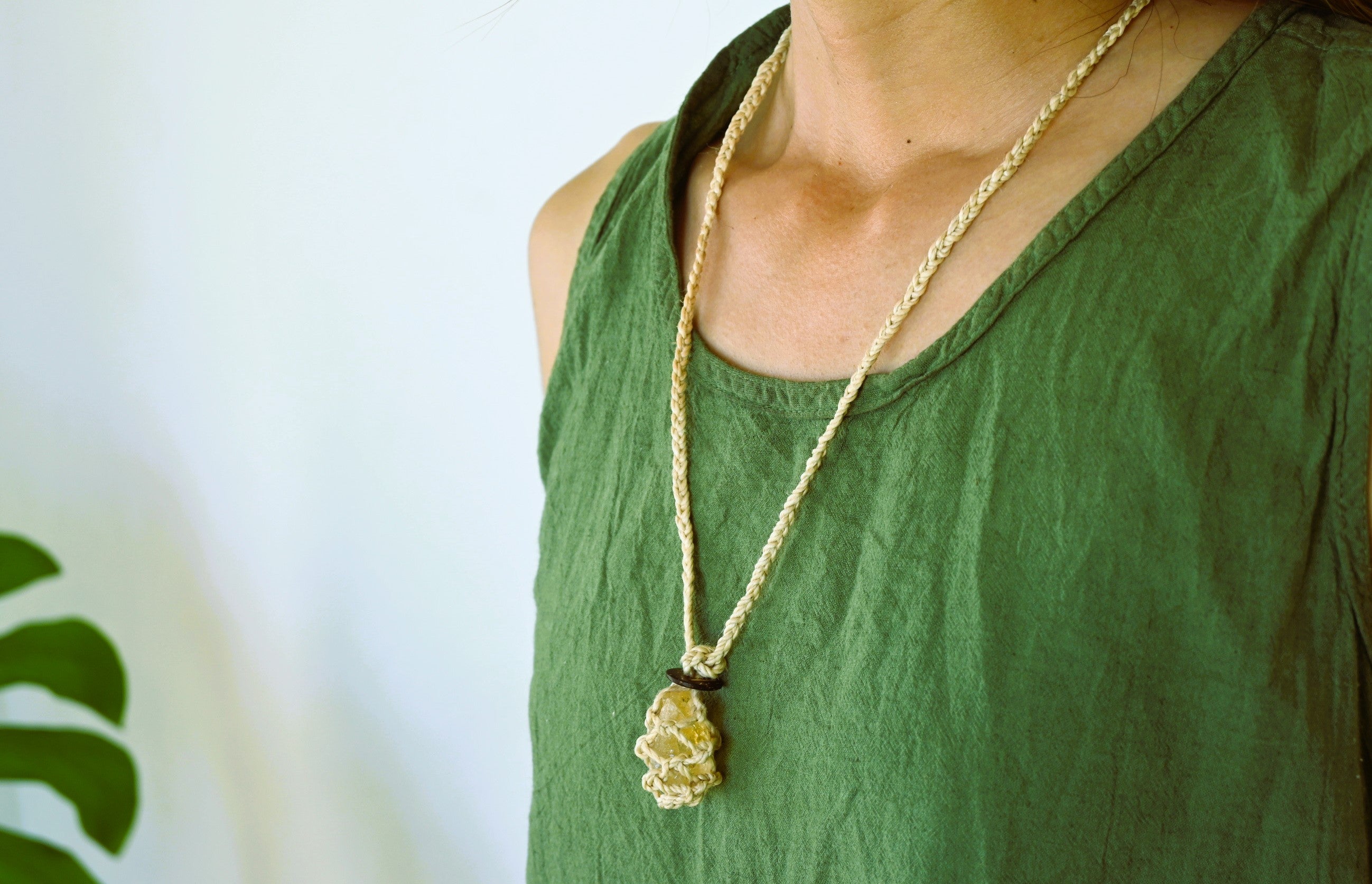 国産１００％精麻と金運アップの石シトリンの石包みペンダント