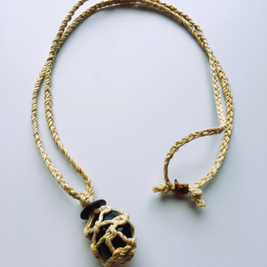 神が宿る植物精麻とスモーキークオーツの石包みペンダント