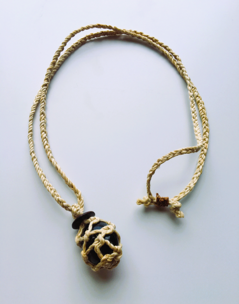 神が宿る植物精麻とスモーキークオーツの石包みペンダント