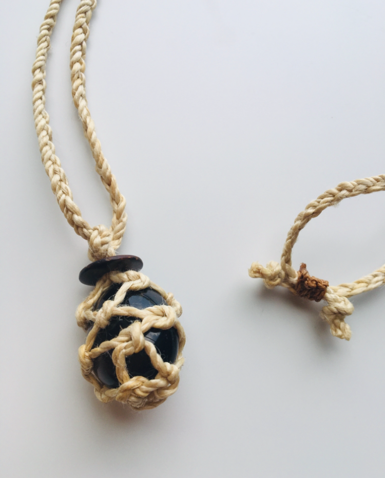 神が宿る植物精麻とスモーキークオーツの石包みペンダント