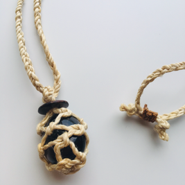 神が宿る植物精麻とスモーキークオーツの石包みペンダント