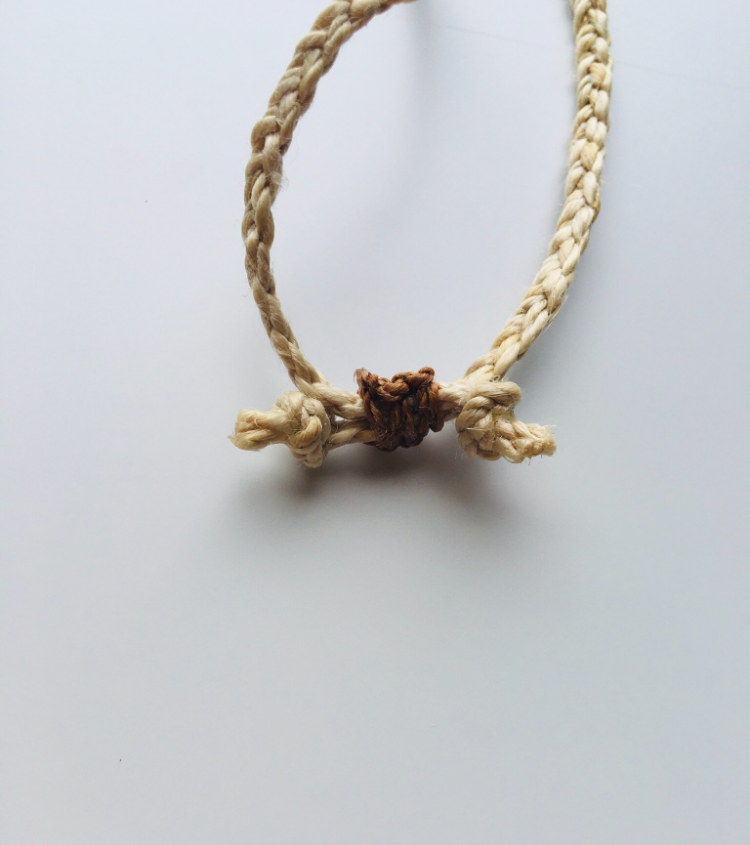 神が宿る植物精麻とスモーキークオーツの石包みペンダント