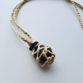 神が宿る植物精麻とスモーキークオーツの石包みペンダント