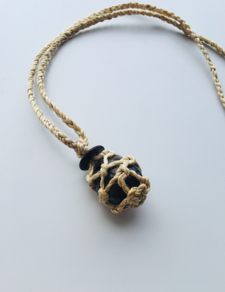 神が宿る植物精麻とスモーキークオーツの石包みペンダント