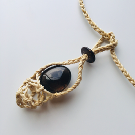 神が宿る植物精麻とスモーキークオーツの石包みペンダント