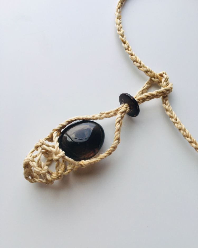 神が宿る植物精麻とスモーキークオーツの石包みペンダント