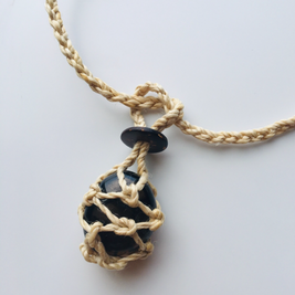 神が宿る植物精麻とスモーキークオーツの石包みペンダント