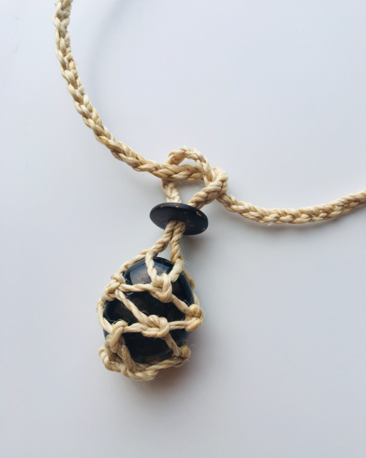 神が宿る植物精麻とスモーキークオーツの石包みペンダント