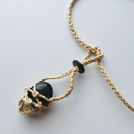 神が宿る植物精麻とスモーキークオーツの石包みペンダント