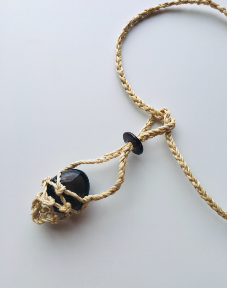 神が宿る植物精麻とスモーキークオーツの石包みペンダント