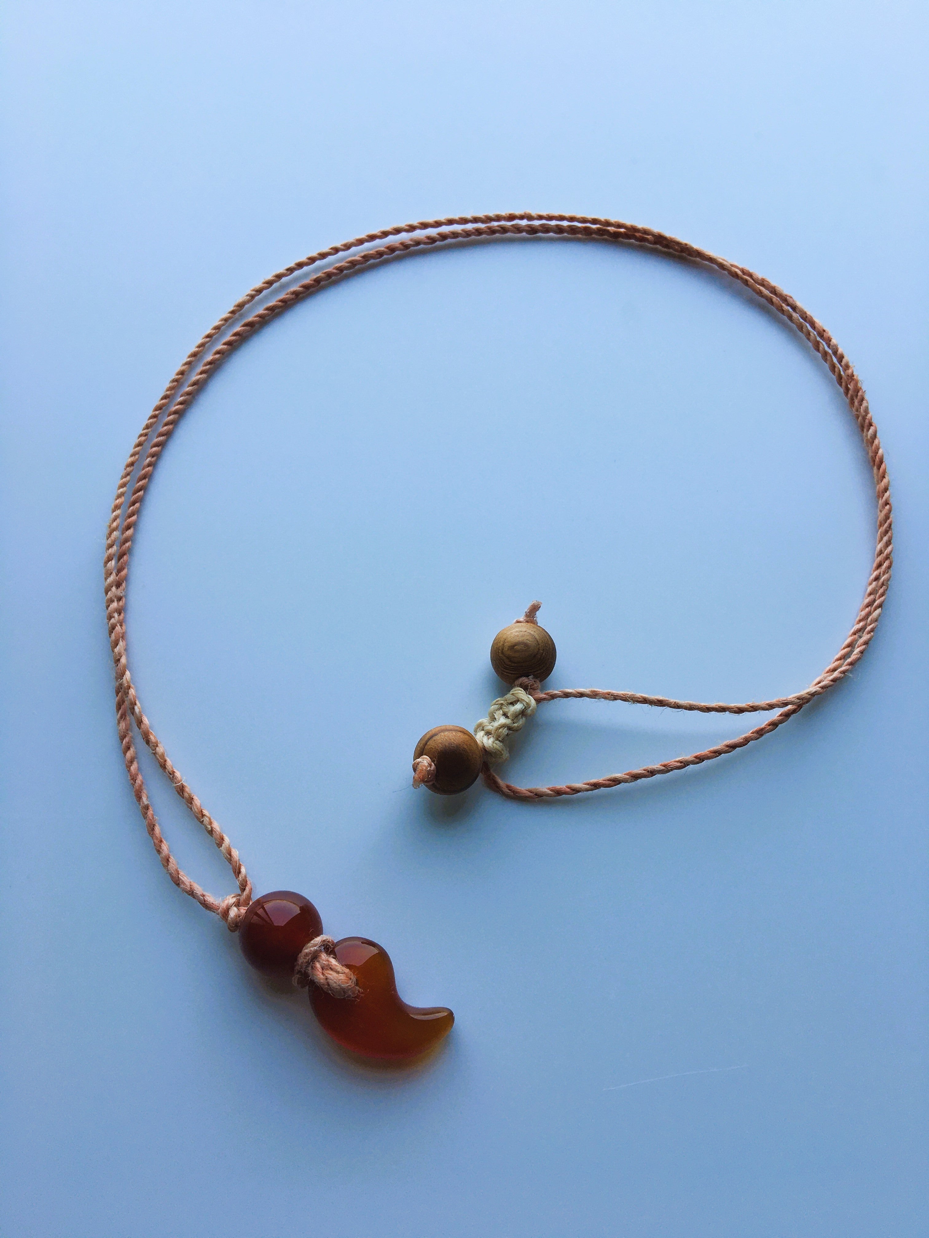 希少な野州麻の茜染め精麻を使用した勾玉ペンダント