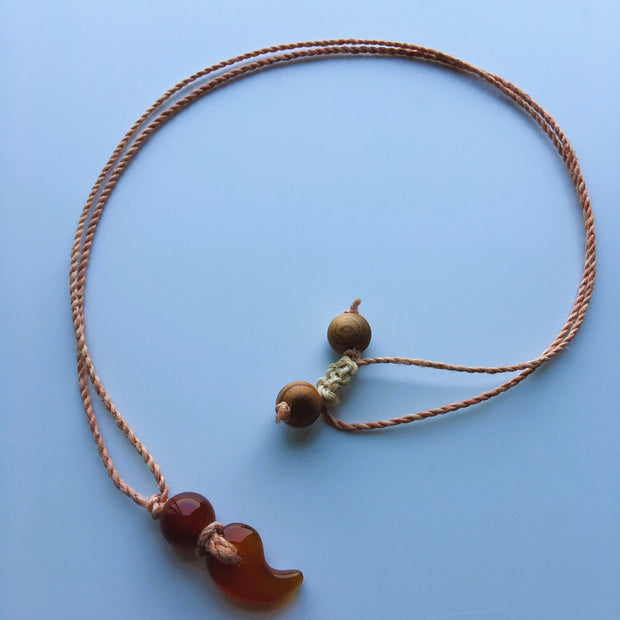 希少な野州麻の茜染め精麻を使用した勾玉ペンダント