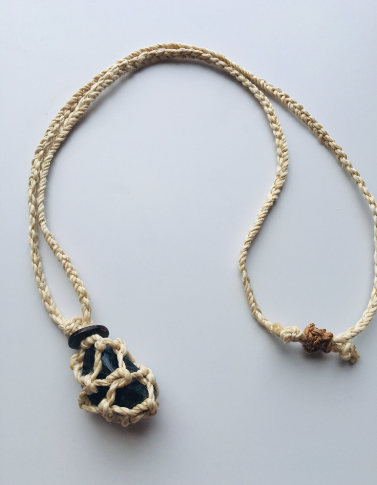 神が宿る植物精麻とスペクトロライトの石包みペンダント【紐太め】