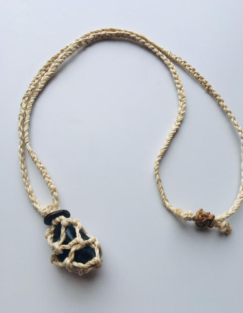 神が宿る植物精麻とスペクトロライトの石包みペンダント【紐太め】