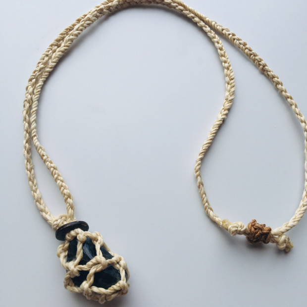 神が宿る植物精麻とスペクトロライトの石包みペンダント【紐太め】